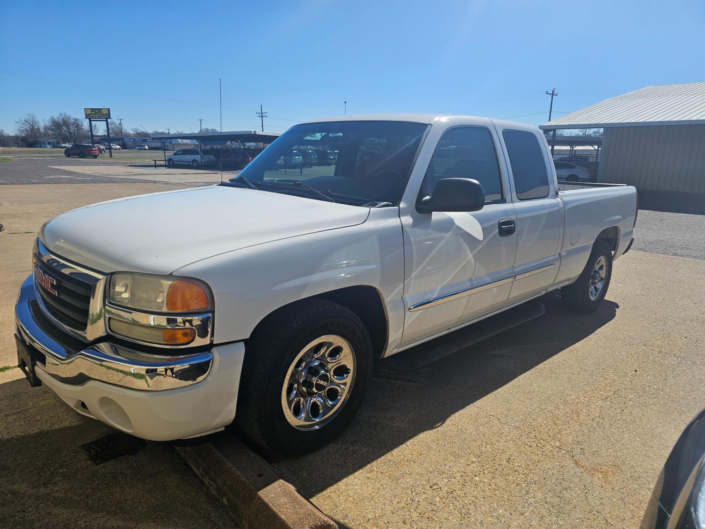 2006 WHITE GMC Sierra 1500 SL Ext. Cab 2WD (1GTEC19Z76Z) with an 5.3L V8 OHV 16V FFV engine, 4-Speed Automatic Overdrive transmission, located at 533 S Seven Points BLVD, Seven Points, TX, 75143, (430) 255-4030, 32.313999, -96.209351 - Photo#0